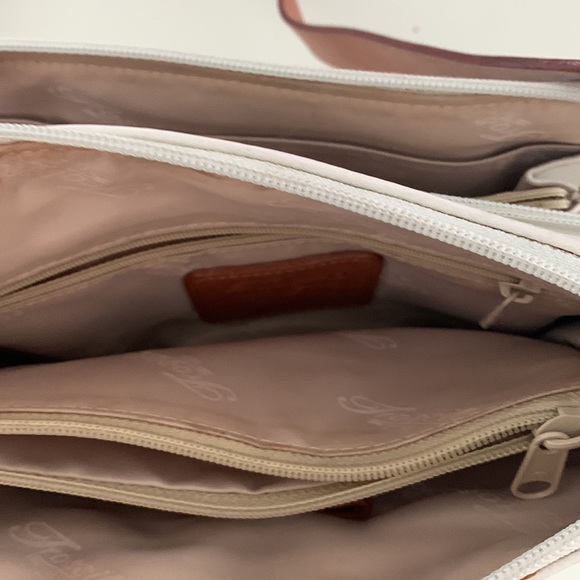 FOSSIL cross body bag w/ buckled strap - Cream, Tan leather lots of pockets. - Picture 13 of 16